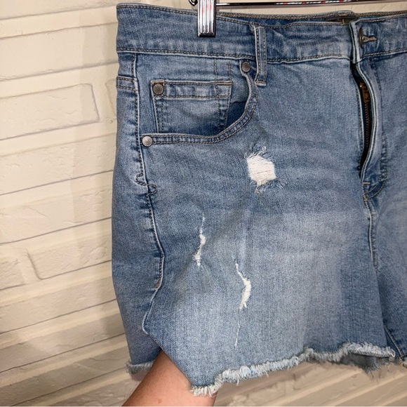 Torrid Light Wash Denim Distressed Shorts, Women’s Size 14 - Picture 3 of 7